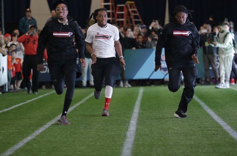 PhathahOfficial's tweet photo. How tweeps run to the #WinWithMathias every afternoon
#TripleData https://t.co/zCeRpWEfea