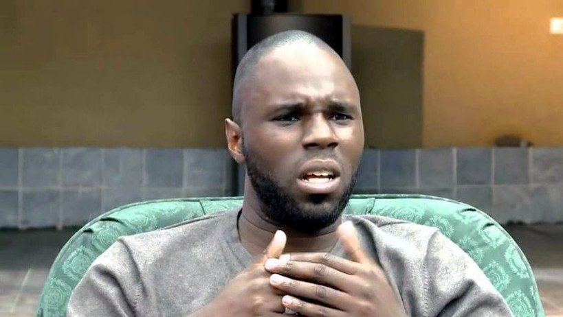 LeaderNewsCI's tweet photo. Le militant panafricaniste et anti #FCFA @KemiSeba1  Seba aurait été arrêté à #Dakar  pour avoir brûlé un billet de 5000 FCFA. #FrancCFA https://t.co/1na9mp7jh7