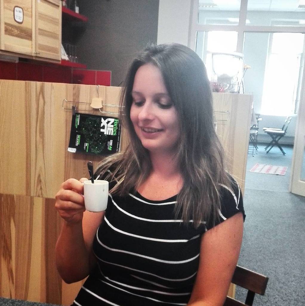 Nikča si po čtyřech měsících v práci dala svoje první firemní kafe. Pomalu tu všechny převádíme na tekutou stravu kávou.
#kafe #velkálžička…