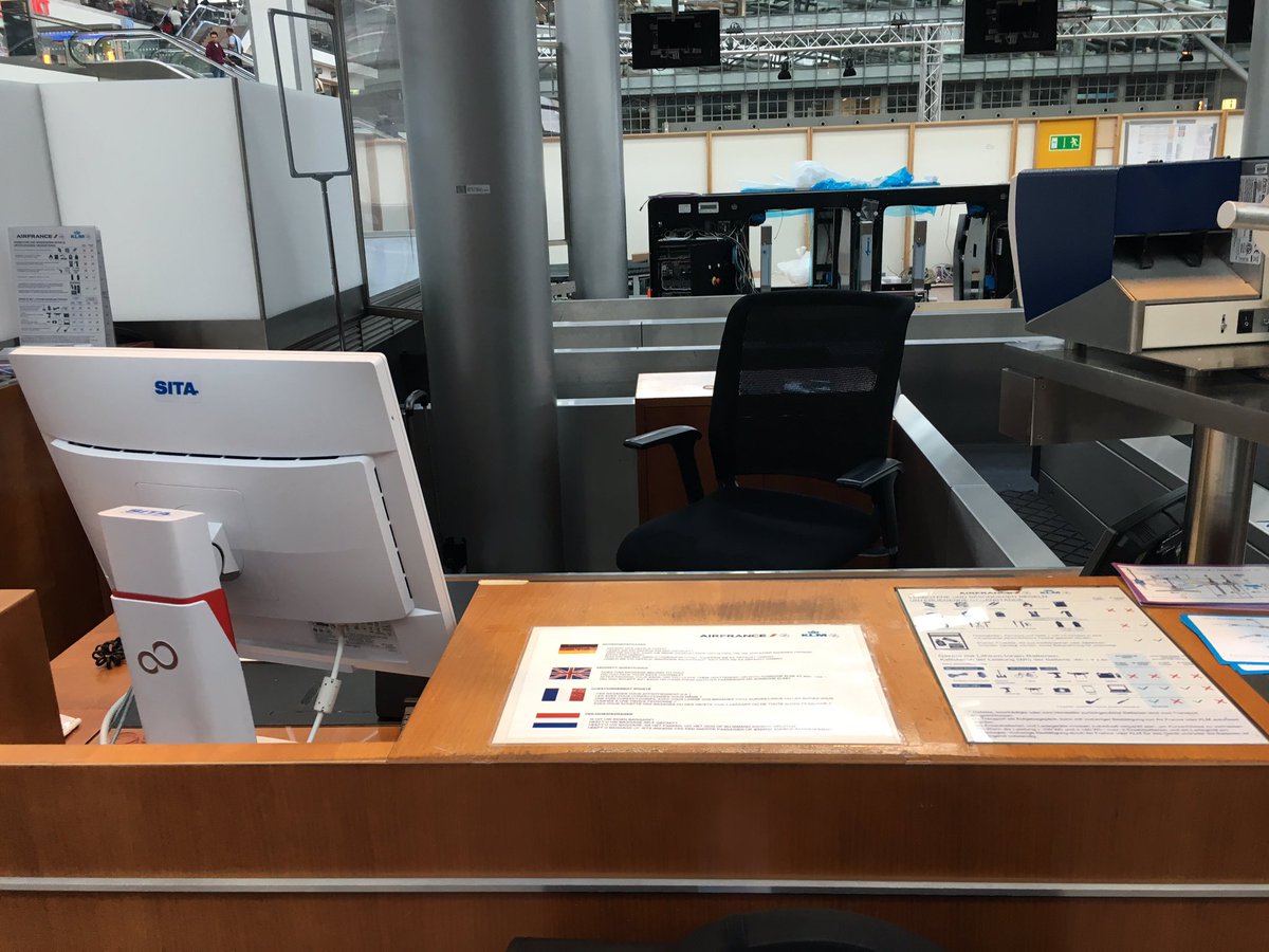djvowa's tweet photo. KLM balie Hamburg, 2 uur voor vertrek. Geen hond te zien. Passagiers klagen, terrecht😂 https://t.co/teJTyi3Z7l