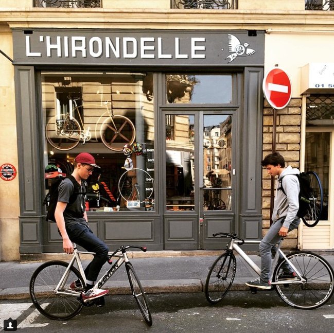 Stuart_Delivery's tweet photo. The Parisian bike culture is demanding a fair share of space on the road https://t.co/WugF9O6YmW via @HEREYOUARE_MAG 🚴🏻💨 https://t.co/ODA94L2jTf
