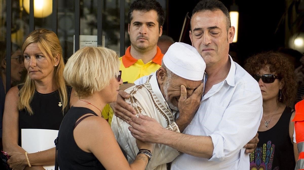 ierrejon's tweet photo. La lección del abrazo de los padres de Xavi y el imán de Rubí: frente al terrorismo y la xenofobia, elegimos solidaridad, diversidad y amor. https://t.co/ltG03YGwLE