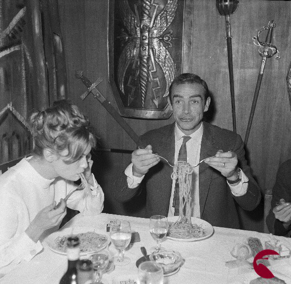 ArchivioLuce's tweet photo. #auguri #JamesBond! #SeanConnery compie oggi #87anni #actor #Cinema #film #007 https://t.co/A9SS0OBp86