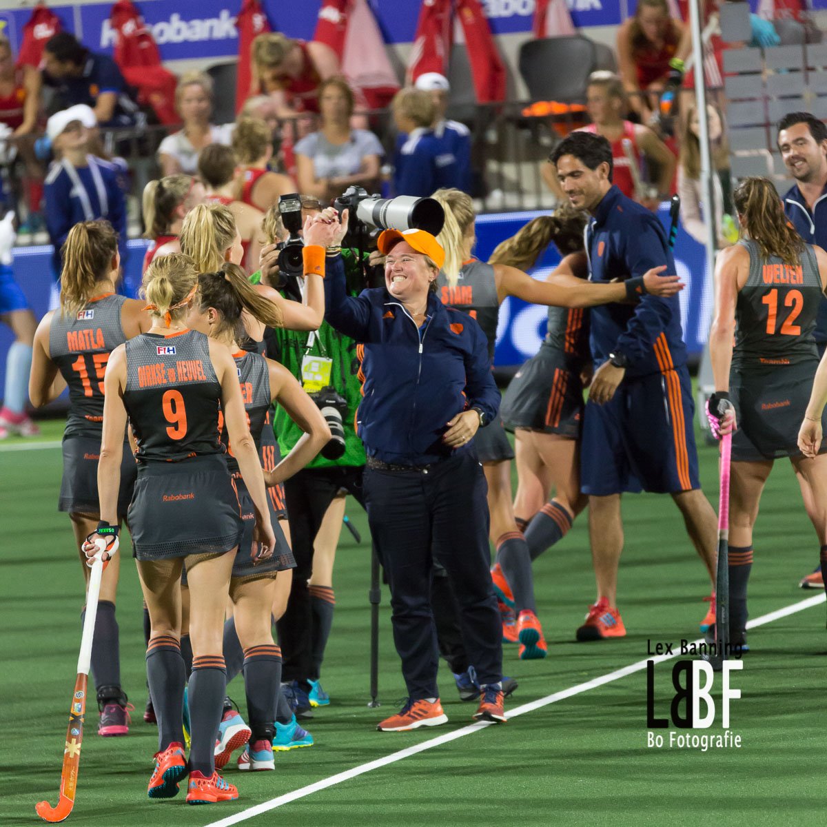 lexbanning's tweet photo. @AlysonAnnan #EkHockey2017 Hoe breed kan de #glimlach zijn? Na de #overwinning op #Engeland. https://t.co/8mF9cuXYNR