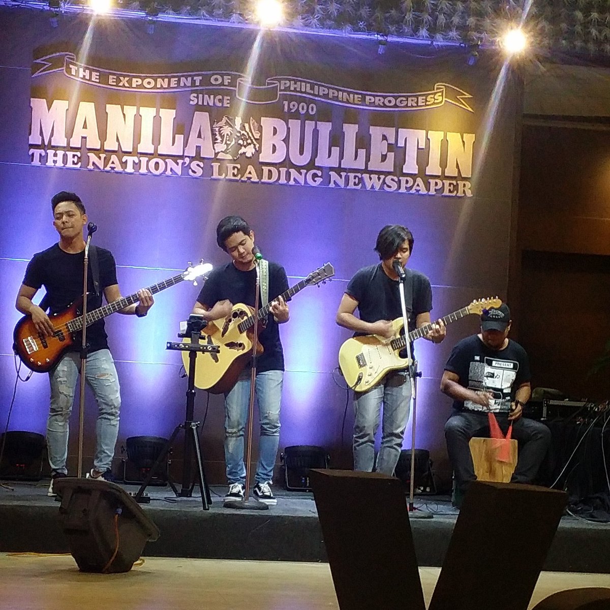 rejjisheart's tweet photo. Malebox now performing. #bloggerxrejjisheart #astigdotph #youtube #manilabulletin #mblifesacousticfridays #mblife #youtubejamnight https://t.co/hHplRic91M