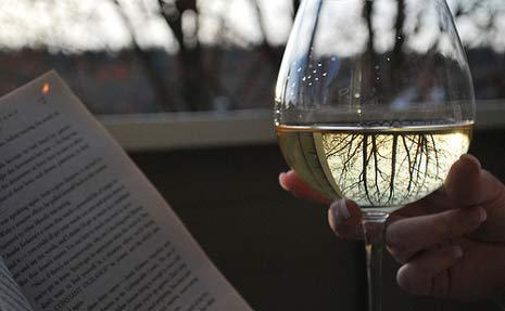 Enjoy #nationalreadabookday with your favourite book and a glass of #Giesen  📚