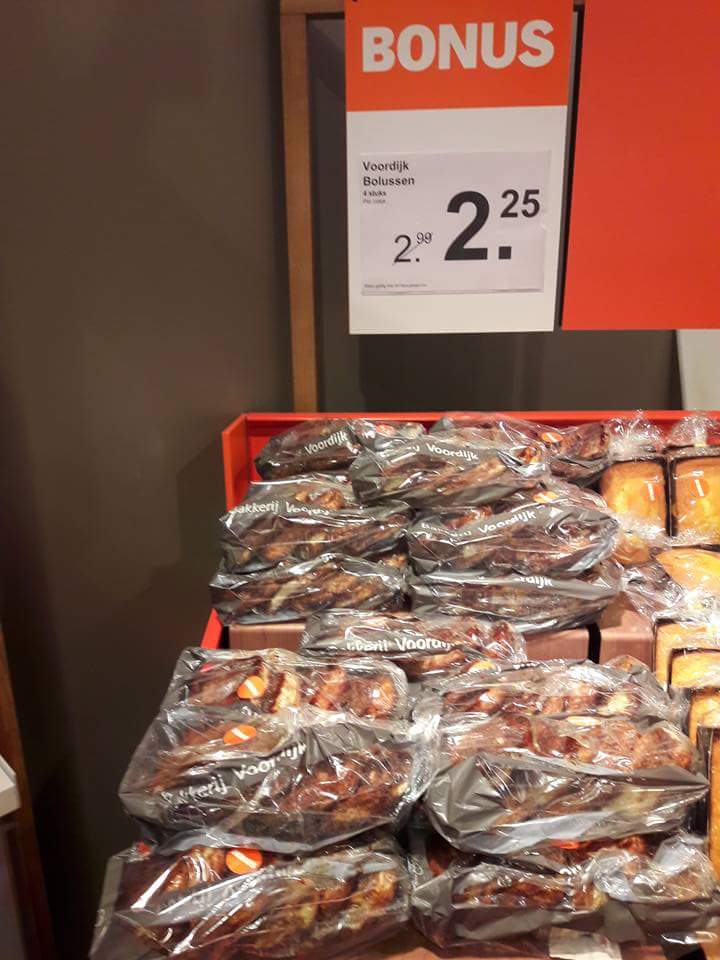 AHZBL's tweet photo. Dit weekend zijn de #Voordijk bolussen en tompoucen in de aanbieding!! 
4 #bolussen kosten nu €2,25 en 2# tompoucen kosten € 2,50. https://t.co/WznRfOUnD7