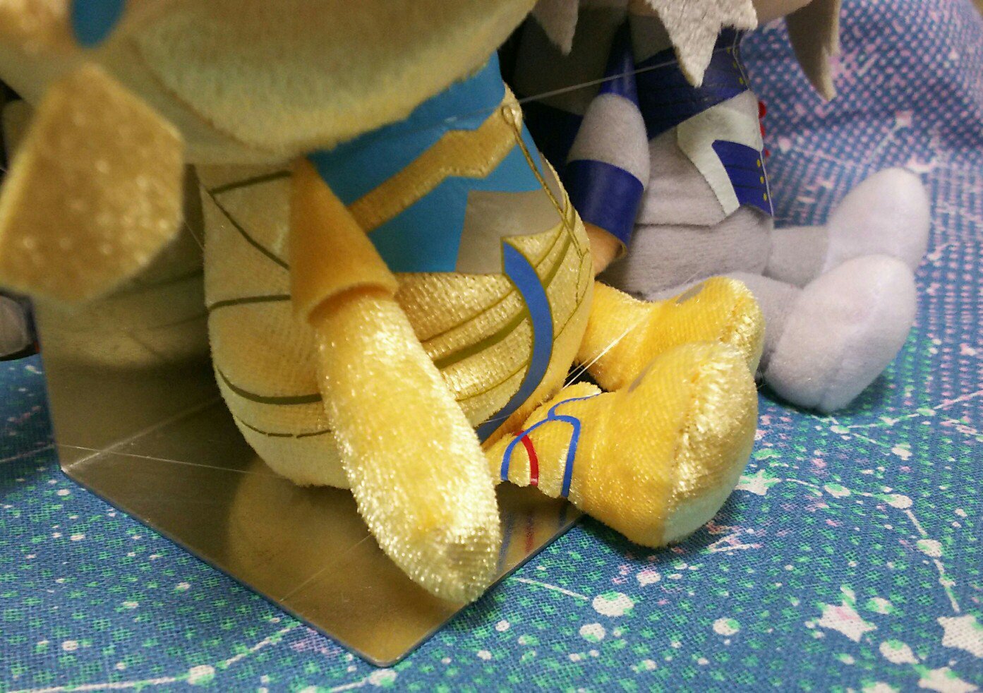 たまちぅ 穴にテグスを通して縛る そして ぐーるぐーるぐーるぐーる ２人を縛りつける もう離れないで と想いを込めて固定ッ これで車のフロントガラス前とかダッシュボードにも置けるようになりました キュウレンジャー キュウ