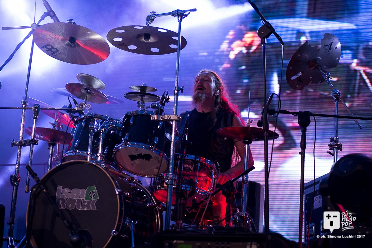 echotimeband's tweet photo. Cool pic from #Isolarock #Isolarock2017 : Face on Stage! #Facedrummer @facedrummer https://t.co/7d8EOinnYD
