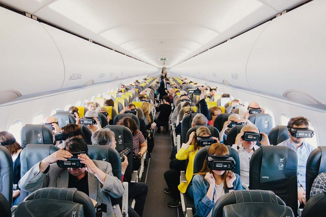 Pathinterest's tweet photo. Voyagez fun ! Vueling Équipe un Airbus A320 de casques de Réalité Virtuelle https://t.co/z9jw07uYIx @TravelOnMove https://t.co/Nh1vcudmIA