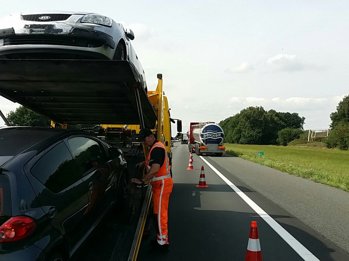 Berger is bezig met het weghalen van de voertuigen.