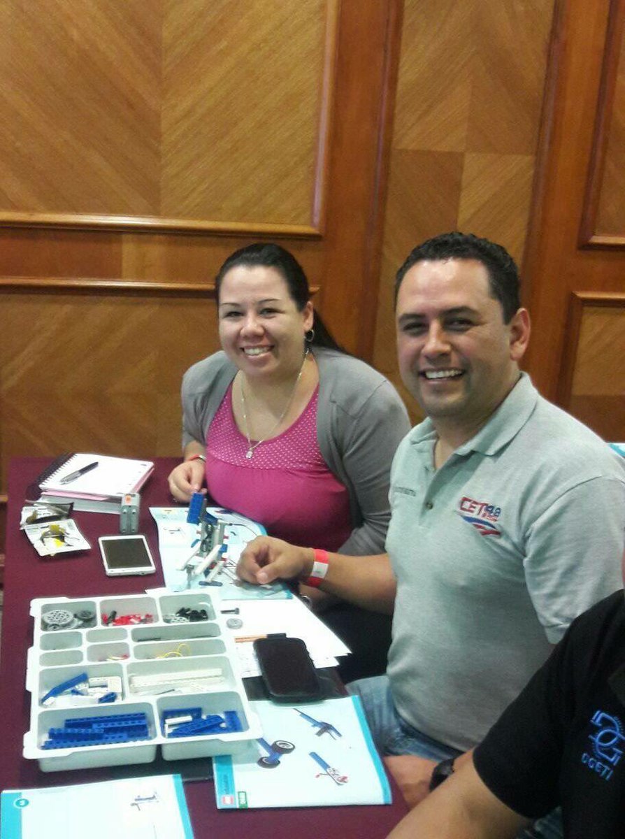 CETis048's tweet photo. Felicitamos a nuestros docentes @ingfcotorres y Ana Armas quienes el día de hoy concluyen Capacitación de Robótica LEGO en CDMX. https://t.co/XTcFU45yKT