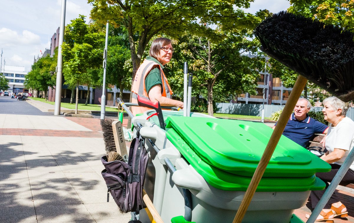 RedWelliesPhoto's tweet photo. #PictureOfTheDay on the #oldschoolshooter #streetphotography blog: The Brush-Off. #fromthehip #Middlesbrough #Teesside #candid https://t.co/Ii68Thl89A
