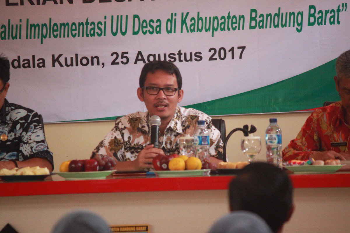P3MD_KBB's tweet photo. Sarasehan Desa brsm Prof Erani d Ds Rajamandlakulon Cipatat KBB
@EkoSandjojo @AhmadErani @tppindonesia @jokowi @KemenDesa @taufikmadjid71 https://t.co/4EQ2C27u6W