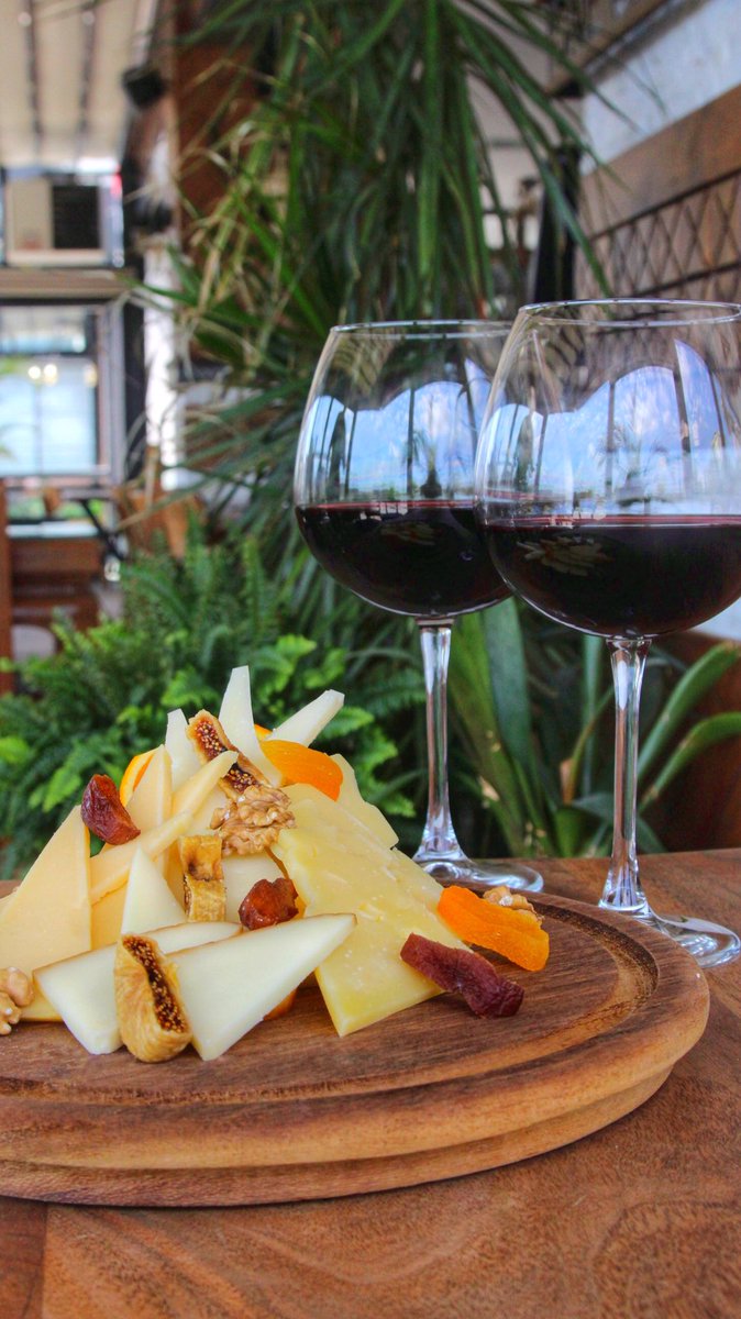 Her cuma ve cumartesi günü canlı müziğimizin katkılarıyla keyfiniz her zaman yerinde olsun 🥂🧀 #onesteakhouse #beylikduzu