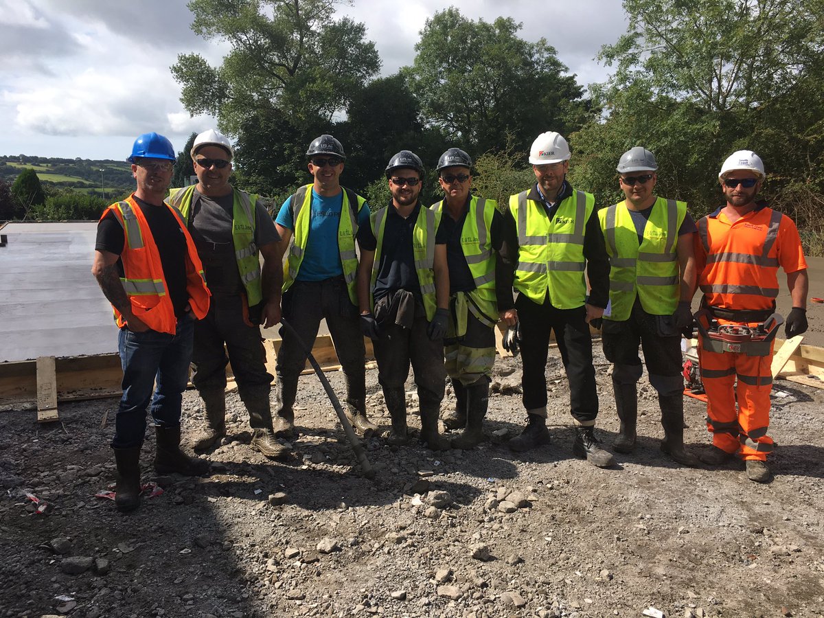 great men from @E&amp;TLjones and <a href="/kiergroup/">Kier Group</a> for getting <a href="/DIYSOS/">DIY SOS</a> <a href="/BBCCiN/">BBC Children in Need</a> to the starting blocks <a href="/MrNickKnowles/">Nick Knowles</a>