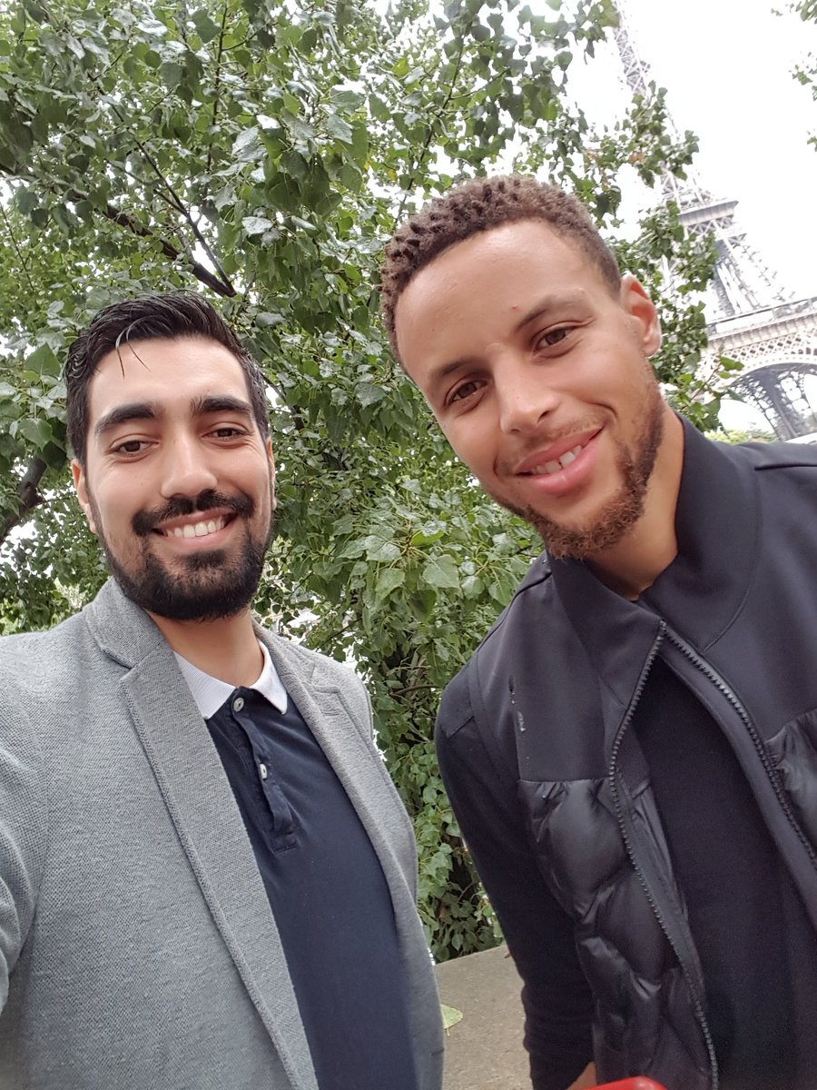 karobaz57's tweet image. Very happy to meet you @StephenCurry30 !!! Welcome in #Paris !!! #boss #Warriors #eiffeltower #NBA #Champion