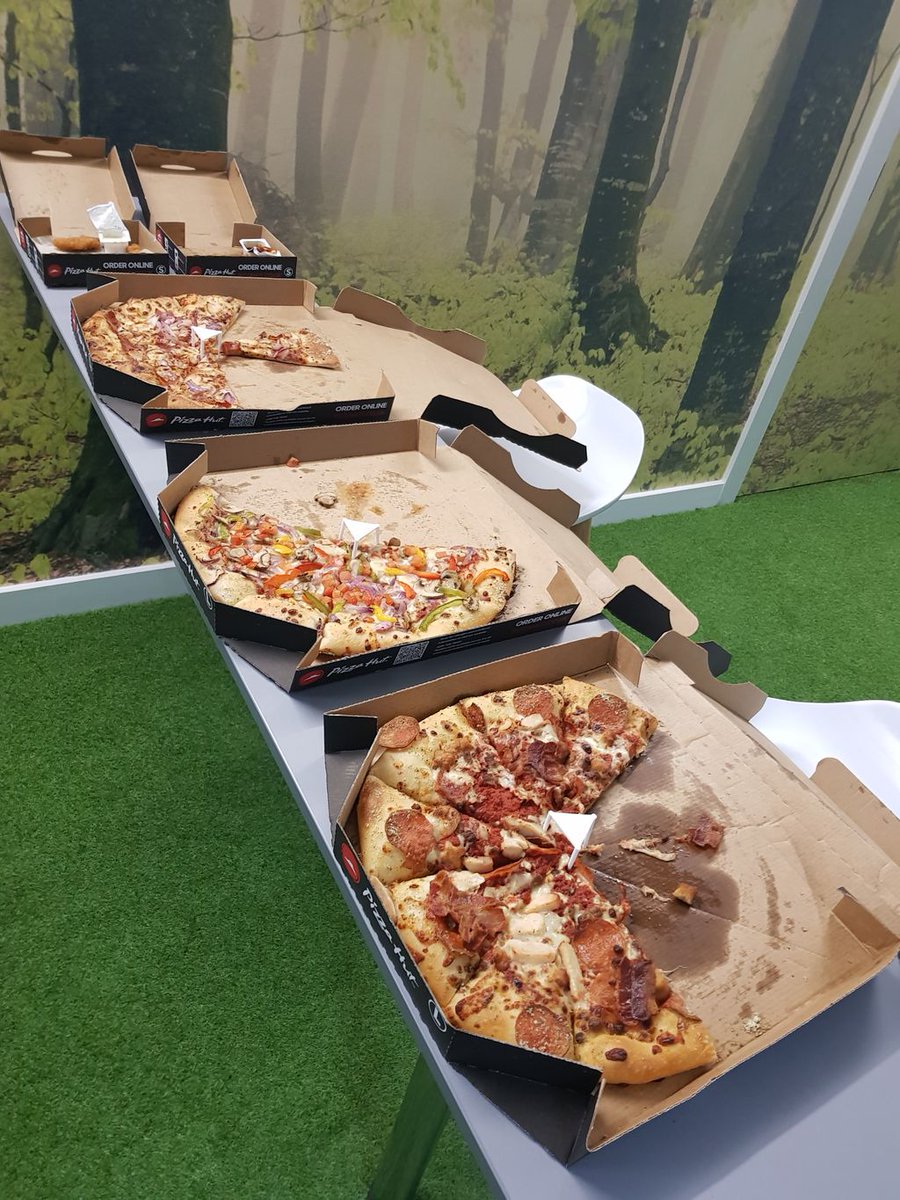 PartizanUK's tweet photo. Enjoying payday pizza! 🍕 #FridayFeeling #Pizza https://t.co/C70skJsx0K