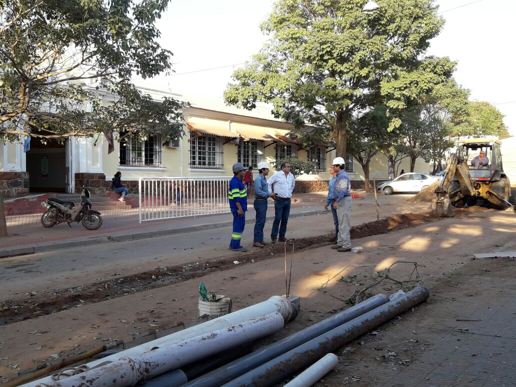 AguasdelNorteok's tweet photo. @JavierJuradook, director de la Compañía, encabeza el recorrido y control de obra de recambio de redes cloacales en calle Warnes, Tartagal🚧 https://t.co/przfCzVaVt