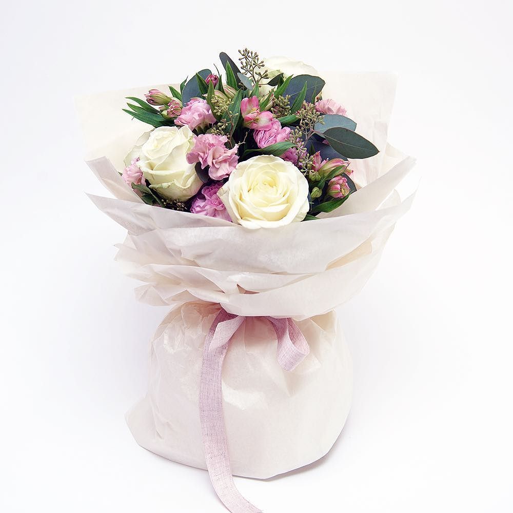 floysflowers's tweet photo. @floysflowers #handtied with #rose #spraycarnations #alstroemeria and #seasonal #foliage
💐
#londonflorist #flowerstagram #flowers #gift #li… https://t.co/4PZs5rb4CN