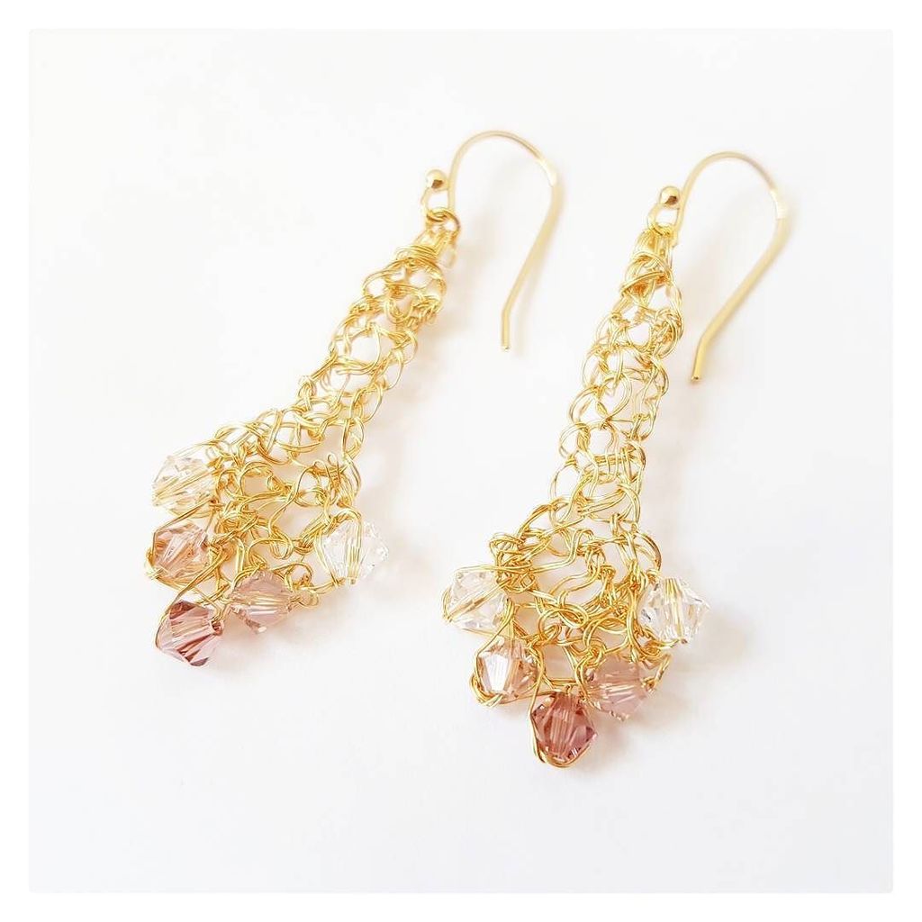 mahliqawire's tweet photo. Golden trumpet flower earrings in blush rose, vintage rose & clear @swarovski elements 🌺
#swarovski #knittedwire #… https://t.co/66SdxyynJP https://t.co/uDR2rGoeAA