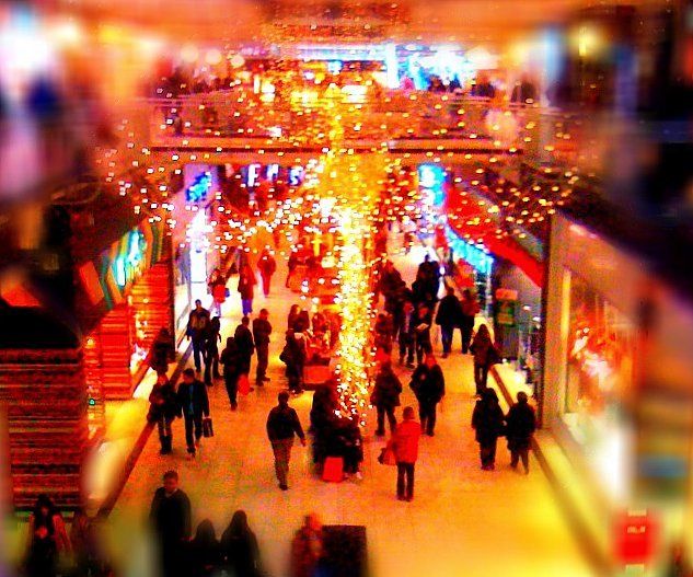 SoCloz's tweet photo. Holiday sales to rise on #ecommerce and fall on discounts https://t.co/azYdX5P20E https://t.co/TlBmCnhoOZ