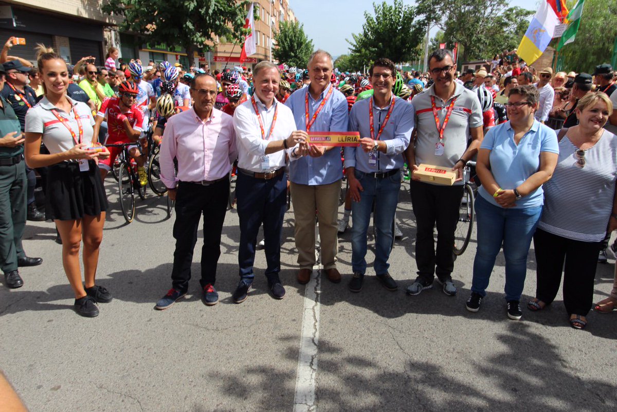 #Llíria vive un día histórico con la séptima etapa de <a href="/lavuelta/">La Vuelta</a> 2017. 
elperiodicodeaqui.com/noticias/Lliri…