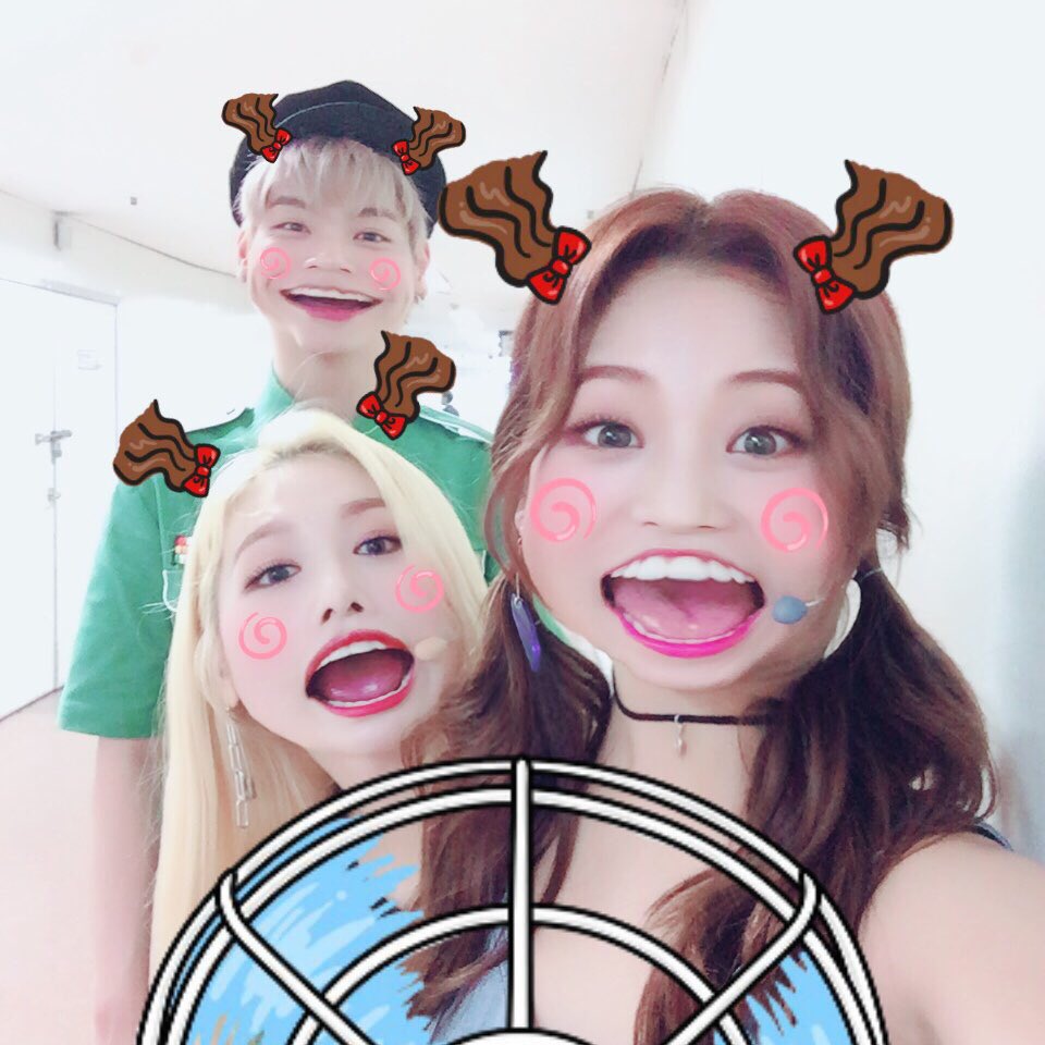 BrazilNFlying's tweet image. [#FOTO] 25.08.17 - Jaehyun com Euijin do Sonamoo e Seungyeon do CLC nos bastidores do Music Bank.