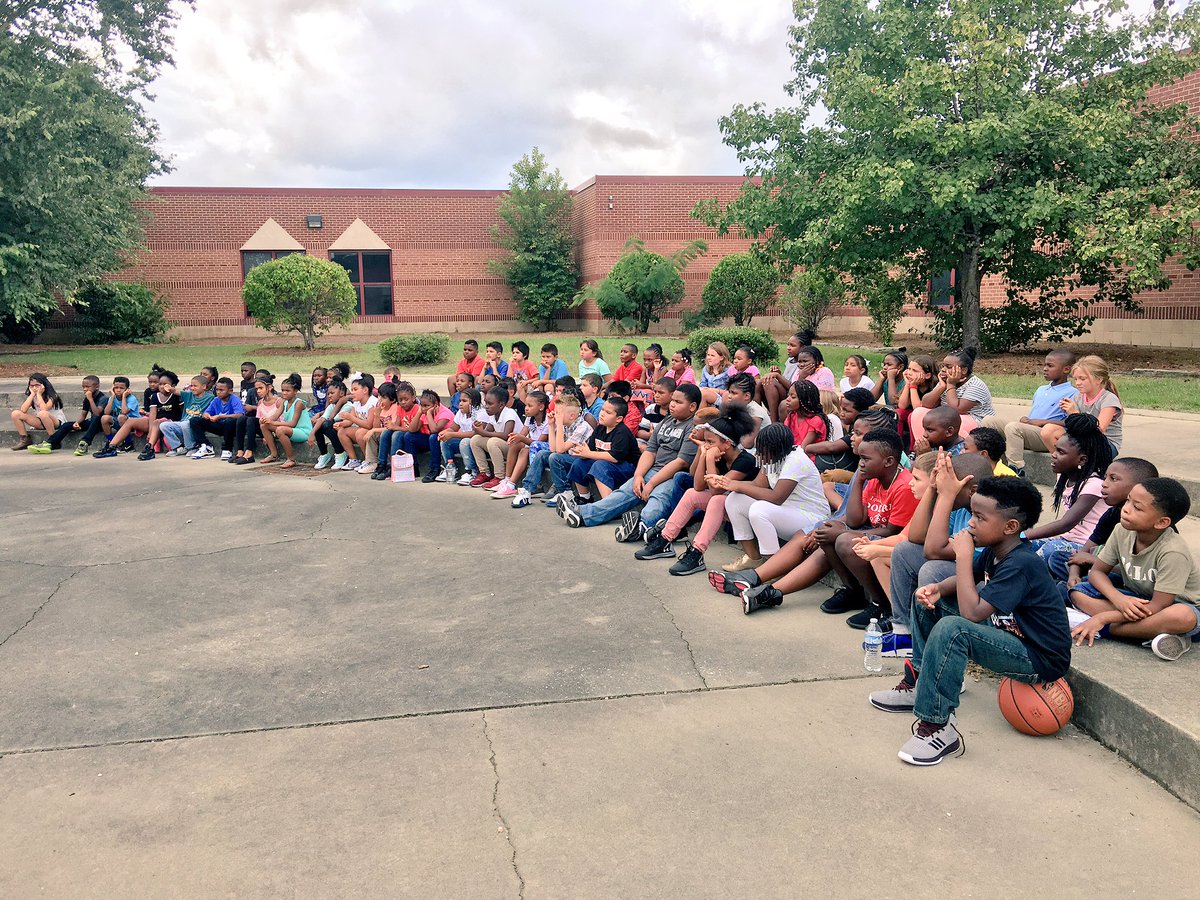 pe3rdthinkers's tweet photo. Having our first 3rd grade community meeting! π@PontiacElem @RichlandTwo #premieryear #wearefamily https://t.co/XcADIZpP8n