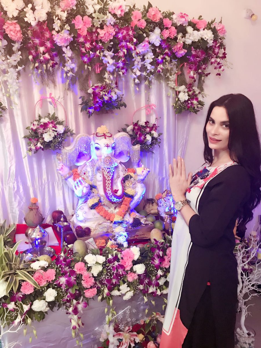 Anupamakuwar's tweet photo. Let me welcome my Ganpati 🙏
I m so blessed to have almighty at my home... ,😇
#ganpati #love #pooja #religious #god #india #almighty #buppa https://t.co/LTAQfYP6GK