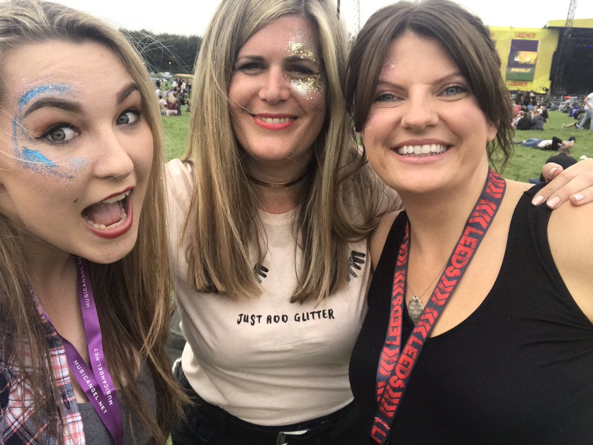 GillyGozza's tweet image. #leedsfestival getting our glitter on x
