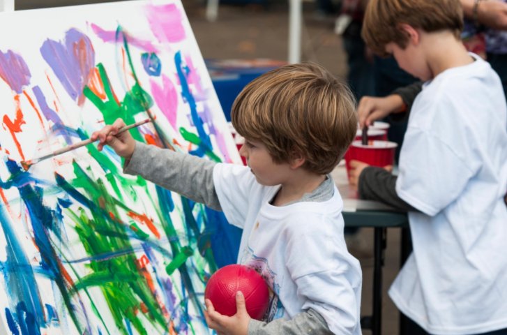 4healthyroots's tweet photo. Happy Friday! To make your day even brighter, check out these cute pics of kids having a great time at #BluegrassForBabies in past years! https://t.co/uBPpHA2WLf
