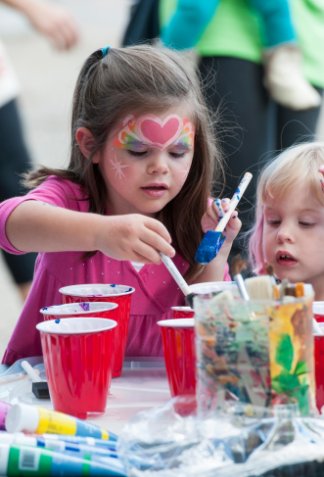 4healthyroots's tweet photo. Happy Friday! To make your day even brighter, check out these cute pics of kids having a great time at #BluegrassForBabies in past years! https://t.co/uBPpHA2WLf