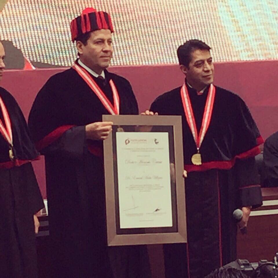 eruviel_avila's tweet photo. Recibo con humildad y a nombre de todo mi equipo, el Doctorado #HonorisCausa de @PJEdomex. Gracias por permitirnos tocar y cambiar vidas. https://t.co/bIrrUvhCv2