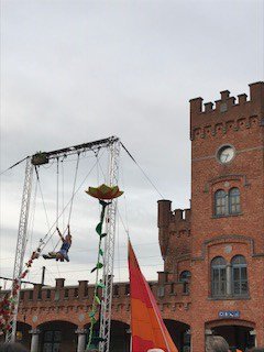 Cirkaalst's tweet photo. #cirk17 in the sky op het Statieplein https://t.co/bChOXHzWF4