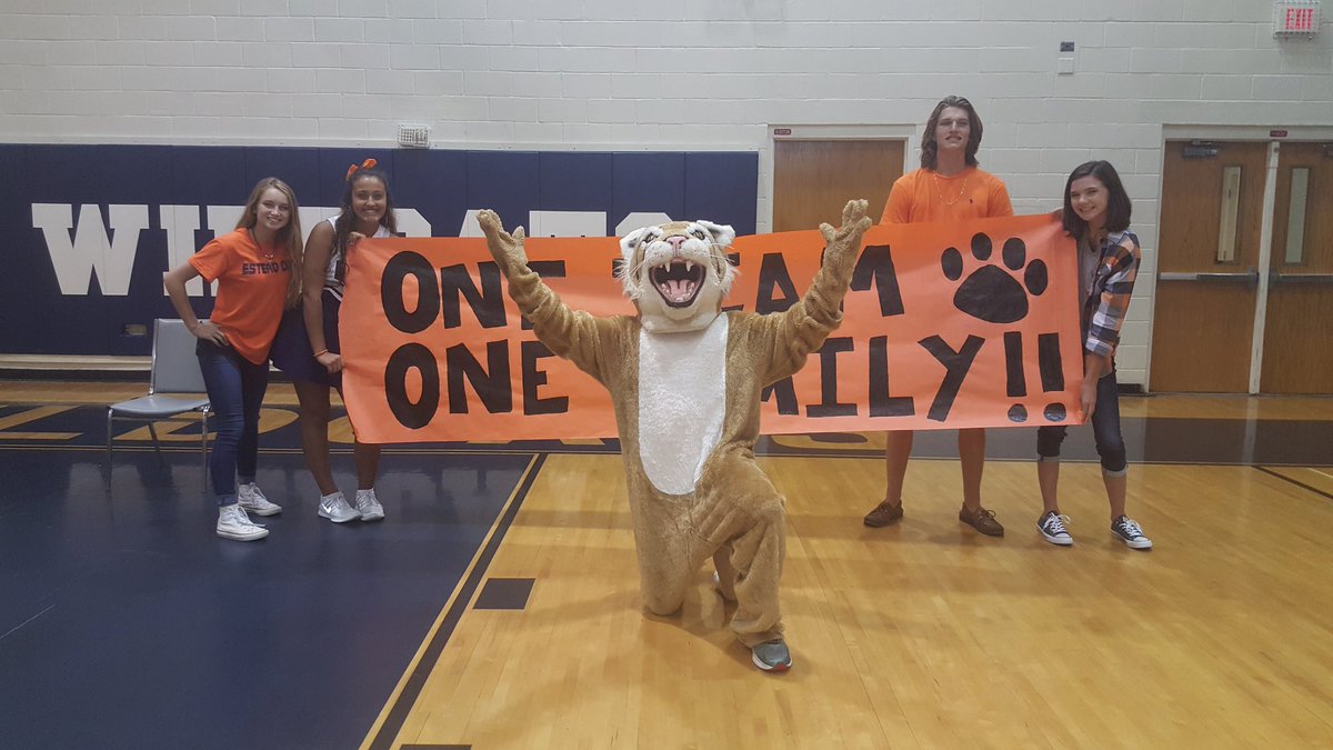 EsteroHS's tweet photo. Fun times at the first pep rally of the year!! #esteroat30 https://t.co/tLR6ilt4E2
