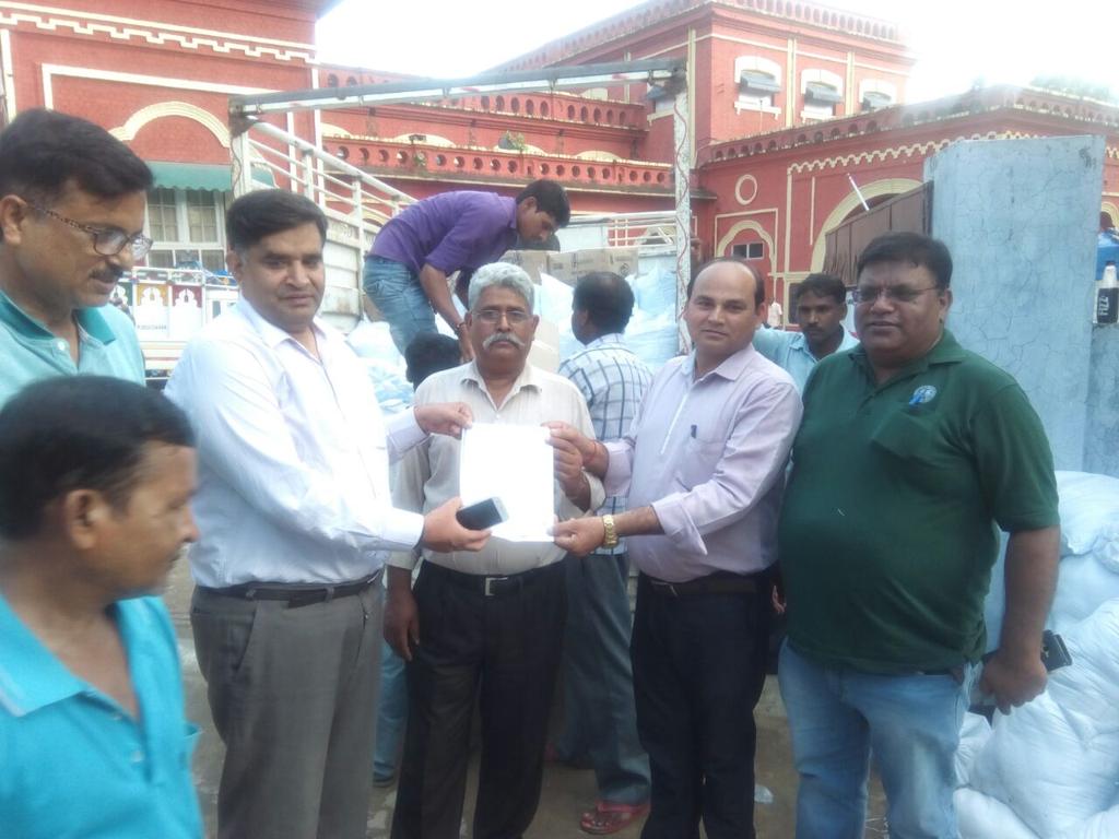 NewsGkp's tweet photo. बाढ़ पीड़ितों को भोजन पैकेट व पानी का पैकेट उपलब्ध कराते हुए। https://t.co/qPpH9BnqkI