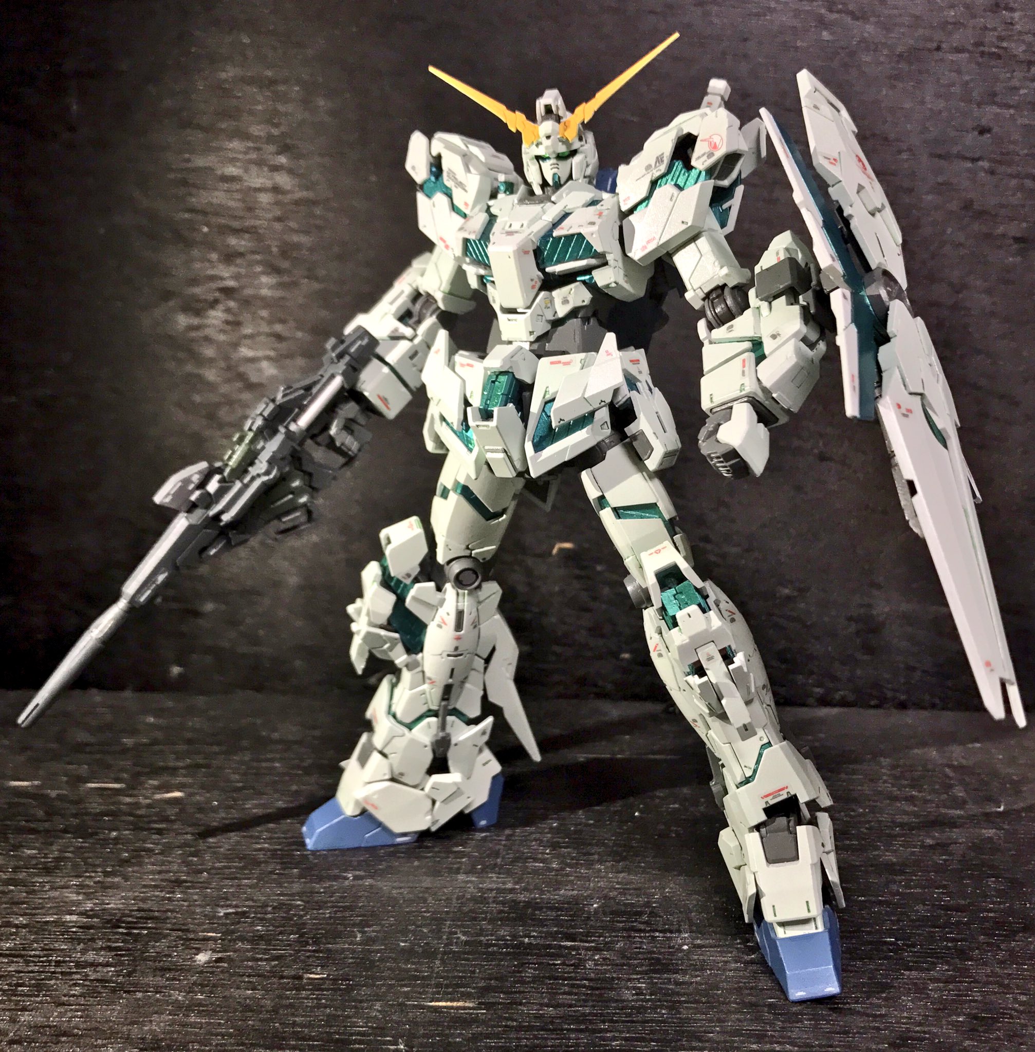 あくろん A Twitter Rgユニコーンガンダム 覚醒状態 完成しました サイコフレームはクレオスgxメタルグリーンの上にクリアブルー 本体装甲はブルーfsで共鳴状態を再現 全て筆塗りのため変形させるのが怖いです W 皆さまもぜひrgユニコーン組んでみて