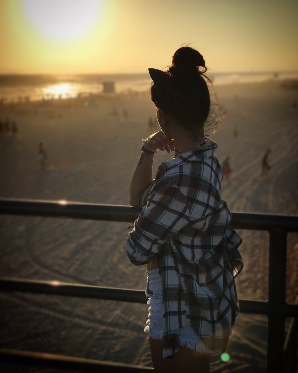 ItsHerSPOTLIGHT's tweet photo. SUMMER 2017, don't leave... ☀️❤️👌🏼 #SummerInCali #California #CaliforniaDream #CaliRae https://t.co/MyqbbDt2HR