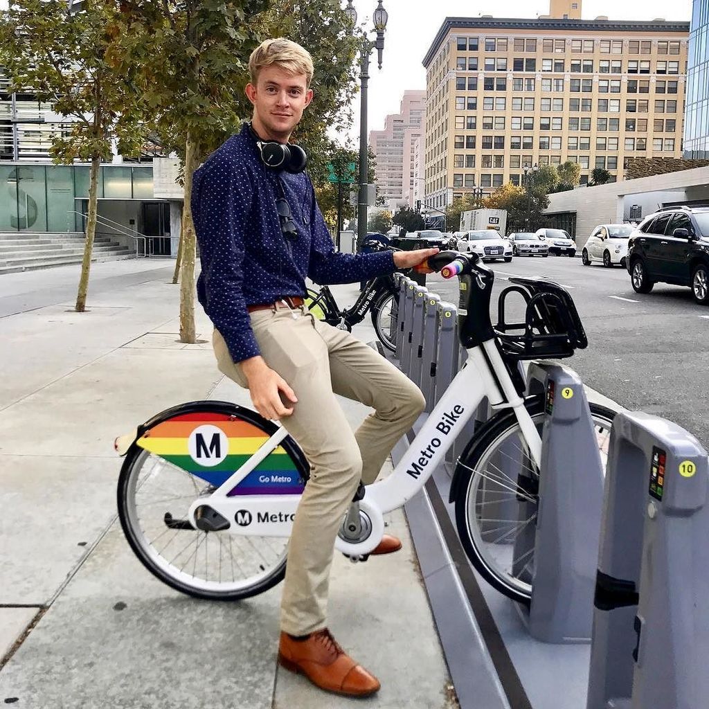 Found the @bikemetro pride bike in downtown yesterday! Just in time for #DTLAProud #MetroBikeShare #Urbanism #Prid… ift.tt/2vdlXnG