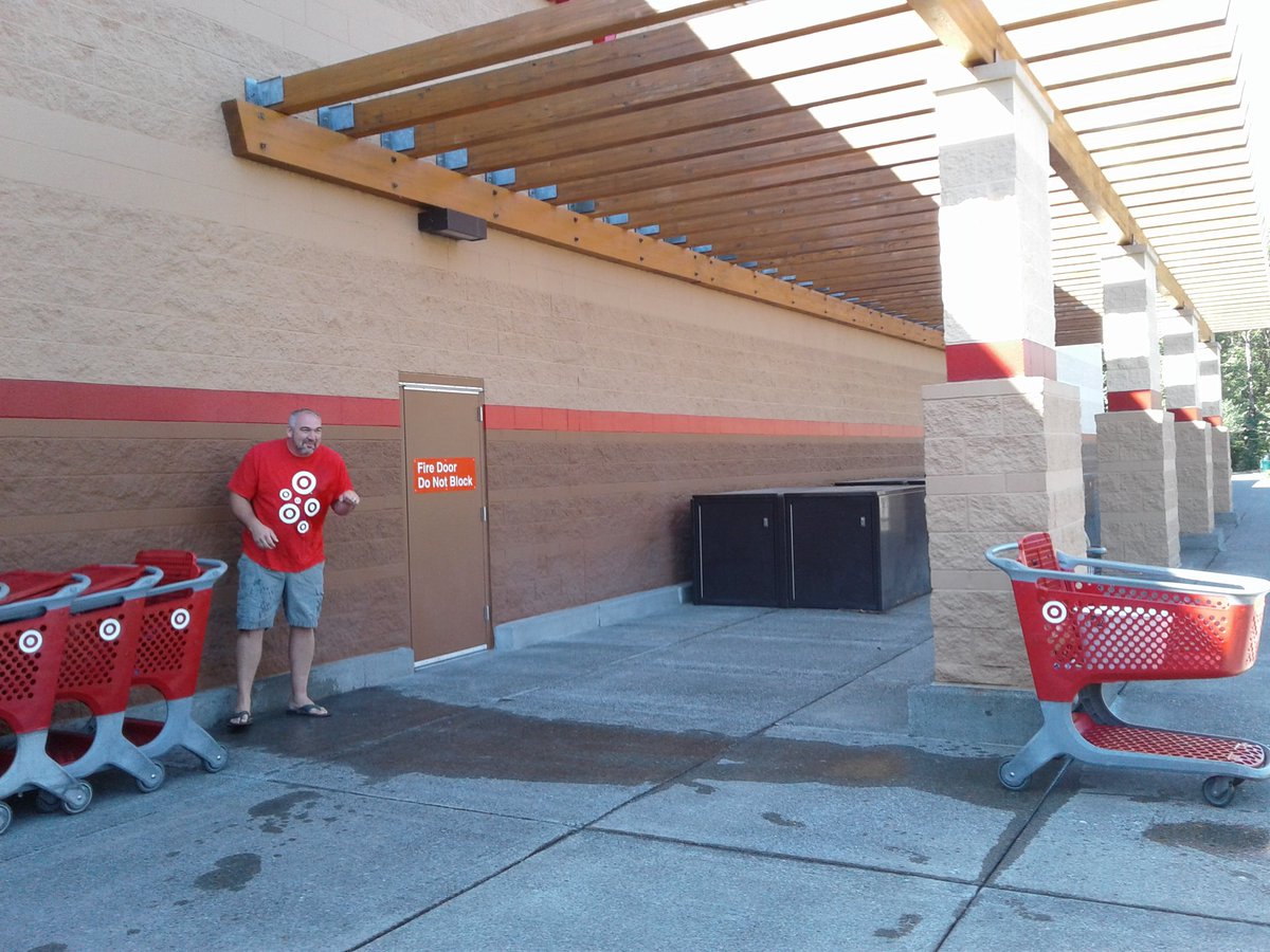 FL0URG1RL's tweet photo. T1406 U.W.  Penny Wars Winner ETL Doug getting his water balloon reward! @AnibalRuiz_89 @Doug_Sherriffs @KlementNicole l @triforceattack https://t.co/Agtt1WPlsm