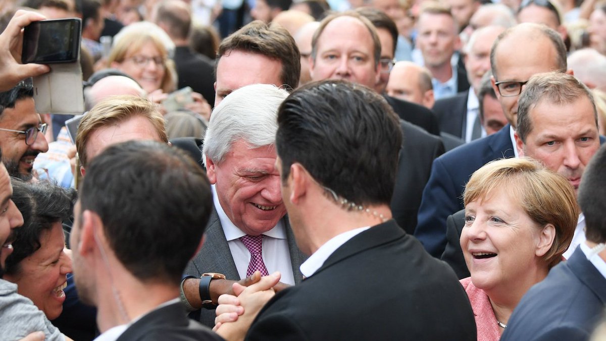 fuldaerzeitung's tweet photo. #AngelaMerkelCDU besucht #Fulda: Kanzlerin kommt gut gelaunt auf vollem Uniplatz an. Nichts verpassen im Ticker: https://t.co/2nCEvBzhHf https://t.co/q5kUTLFjMD