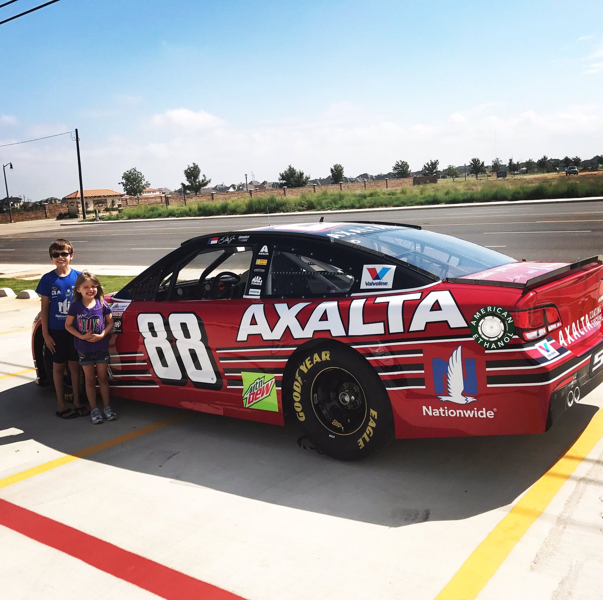 froggieoldham's tweet photo. It's always a good day when you get to take a picture with the 88. The kids were geeked! #nascar #kidsdrivenascar #dalejr https://t.co/9Ipn3Zo0jV