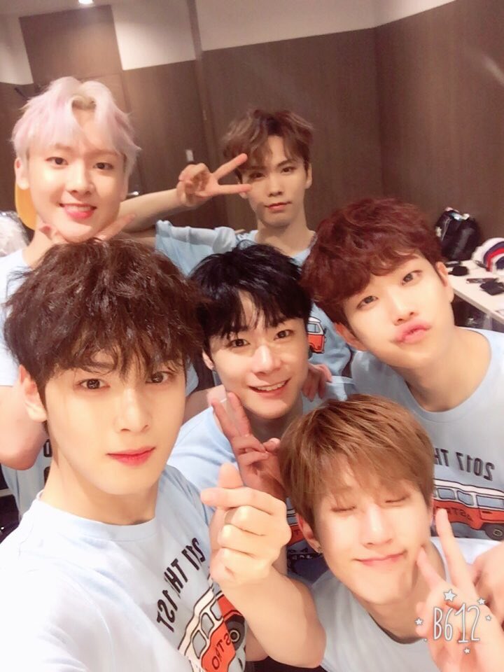 jp_offclastro's tweet photo. [ #ASTROAD ] 大阪でほんとにいいおもいでつくりました~^^ 
ほんとにありがと~! きおつけてかえってねㅎㅎ 
とうきょうでもまたあいたいな~^^
あいしてる💕🐶 めっちゃすきやねん~💕🐶 #ASTRO https://t.co/4770R6cpVN
