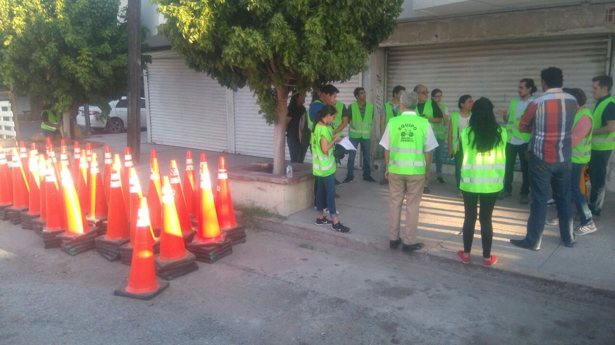 puntocentrico's tweet photo. El batallón de seguridad vial preparado para el ejercicio de urbanismo táctico en Torreón #diseñovialsalva

📷 @ruedasdesierto https://t.co/Oj38lCkb2D