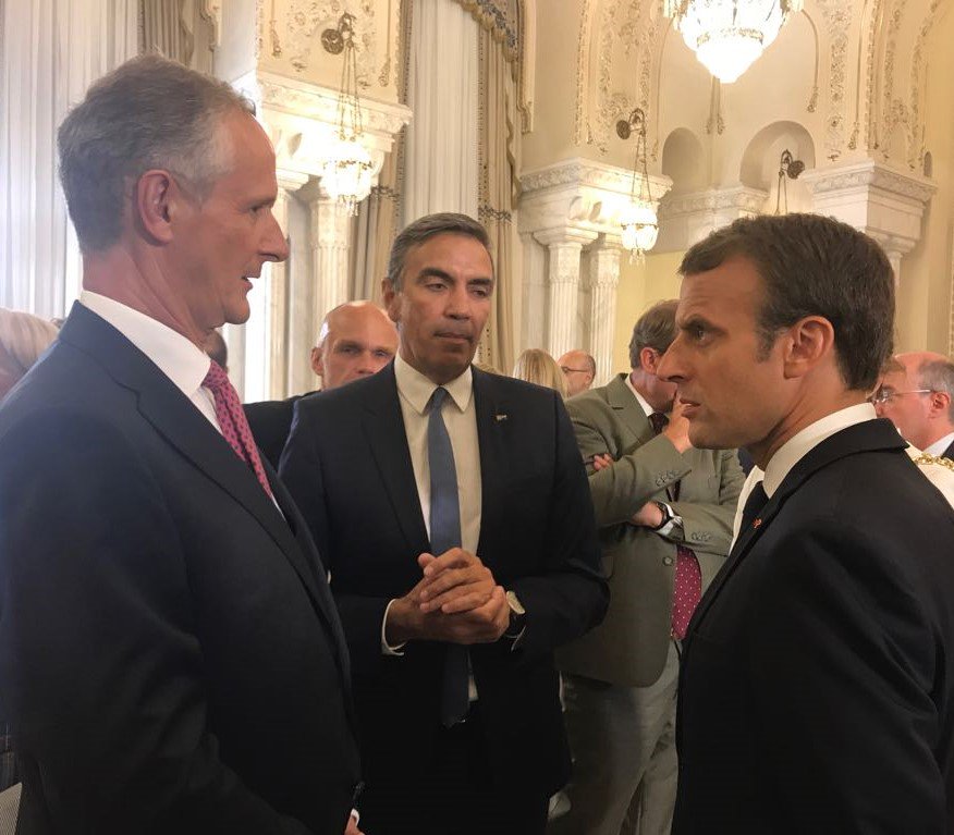 CCIFER_Bucarest's tweet photo. Francois Coste presente a #EmmanuelMacron la #CCIFER et son role actif au sein d'une commuanute d'affaires qui compte 3000 investisseurs. https://t.co/mDECcLy25J