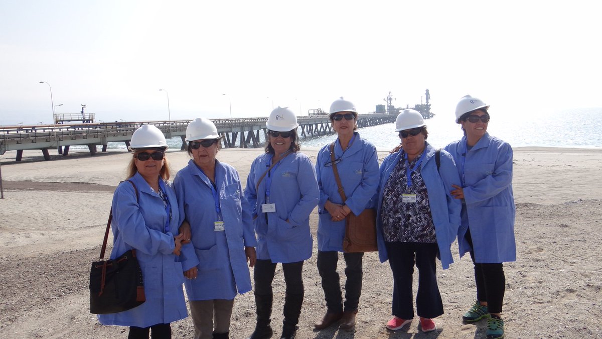 ClaudioSazo1's tweet photo. junta de  vecinos n°3 de Mejillones visito planta de GNLM. 
 destacaron la limpieza el orden y el compromiso con la comuna. https://t.co/Ew3mrPGO3g