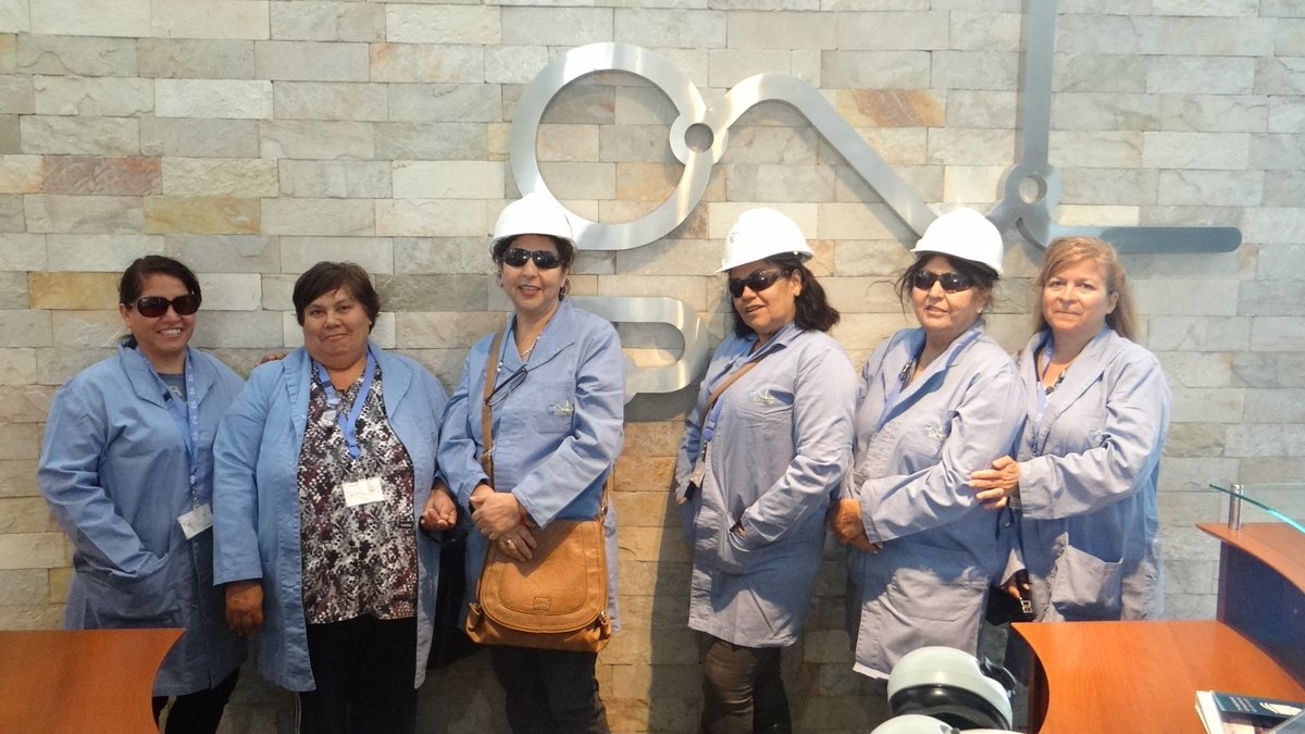 ClaudioSazo1's tweet photo. junta de  vecinos n°3 de Mejillones visito planta de GNLM. 
 destacaron la limpieza el orden y el compromiso con la comuna. https://t.co/Ew3mrPGO3g