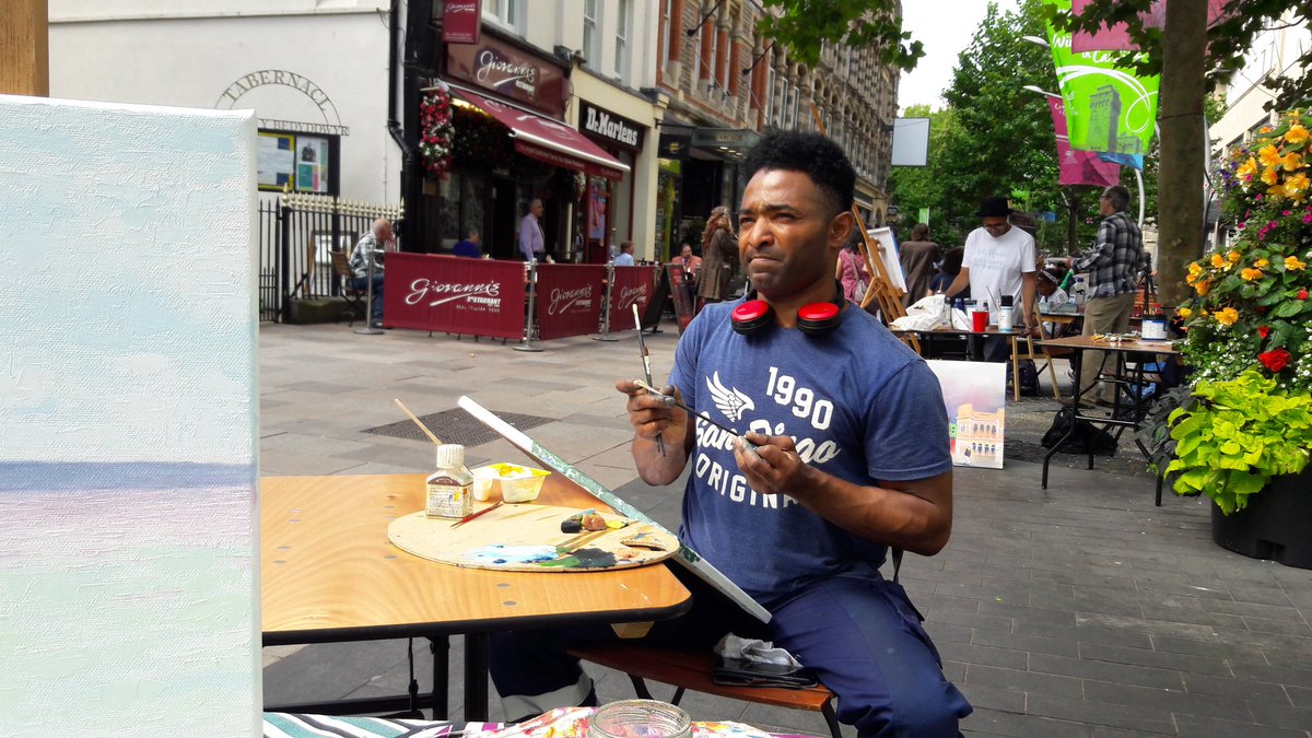 MillaneArtsweek's tweet photo. Imran joined us after seeing us yesterday! #loveartlovecardiff https://t.co/OXF5tBrWEb