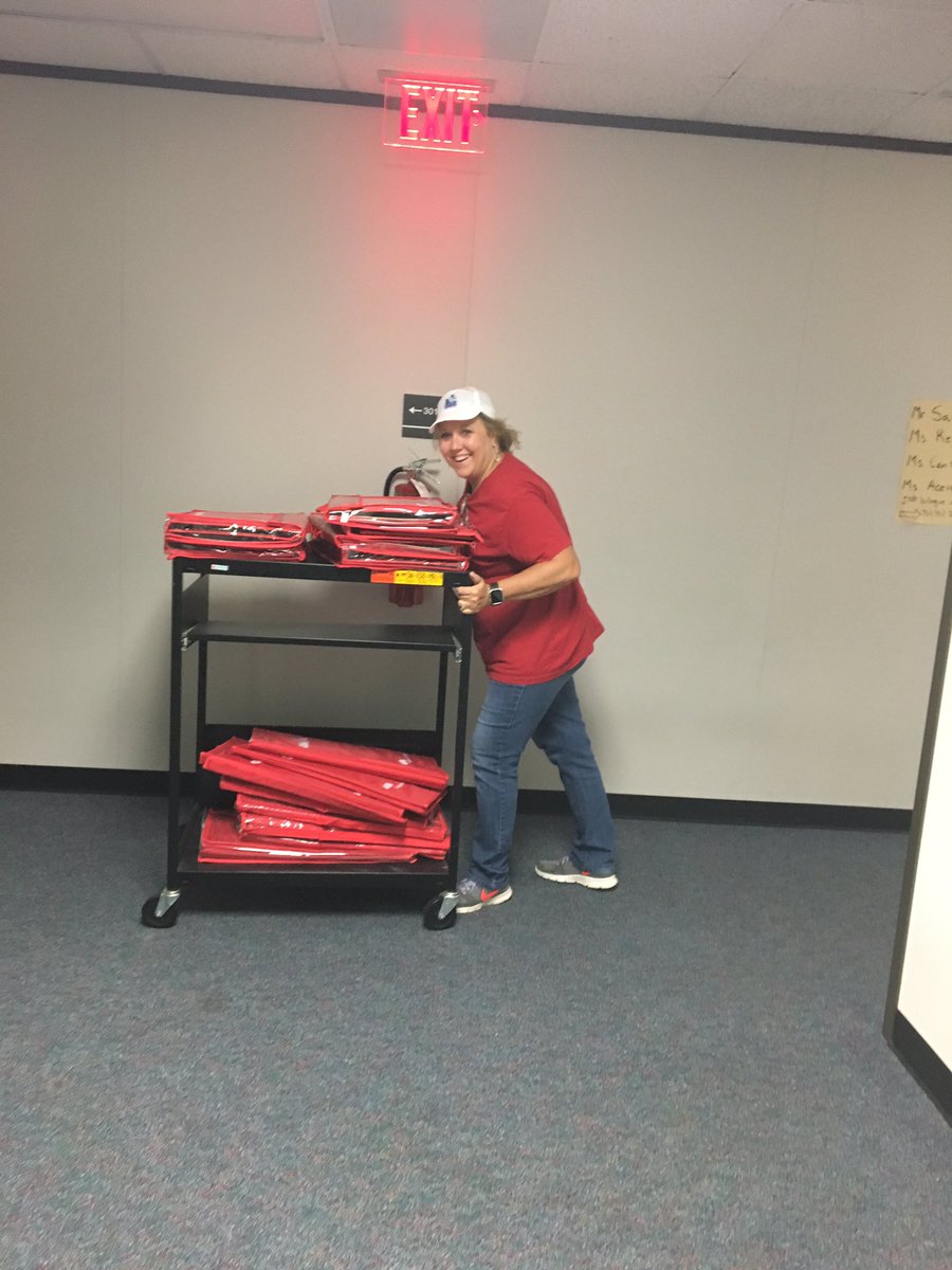ErmelES_AISD's tweet photo. Ermel staff prepping for #HurricaneHarvey @mlescalante1 #ermelelementary https://t.co/hxW2ylJlQK
